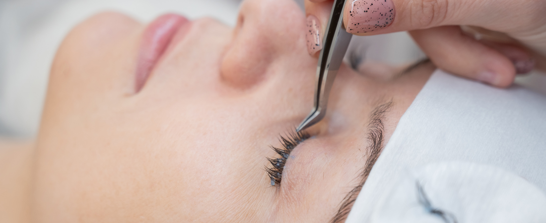 How to Remove Eyelash Extensions Without Losing Natural Lashes